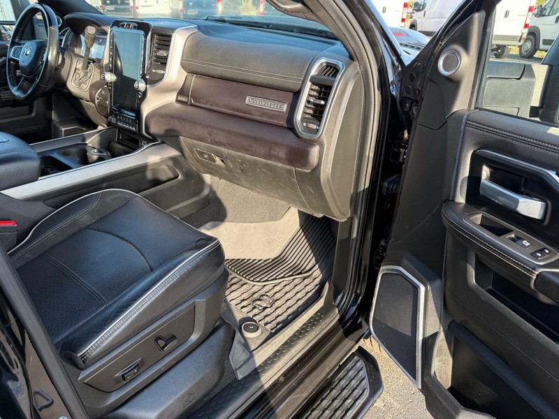 Ram 3500 Vehicle Full-screen Gallery Image 14