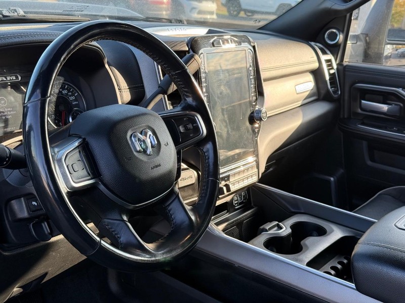 Ram 3500 Vehicle Full-screen Gallery Image 18