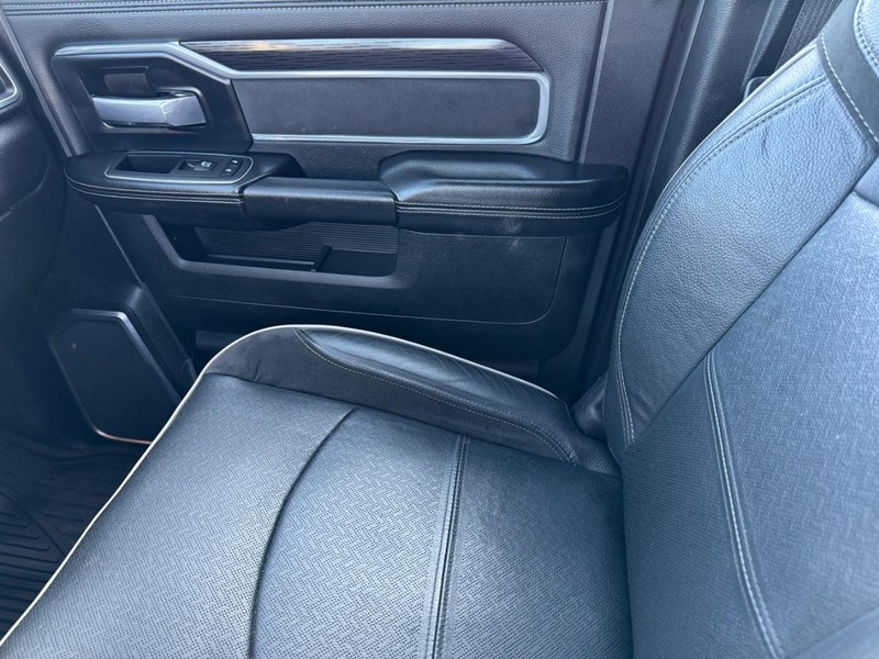 Ram 3500 Vehicle Full-screen Gallery Image 26