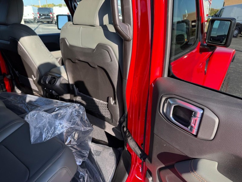 Jeep Gladiator Vehicle Full-screen Gallery Image 11