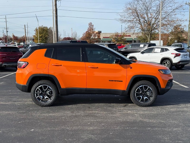 Jeep Compass Vehicle Full-screen Gallery Image 2