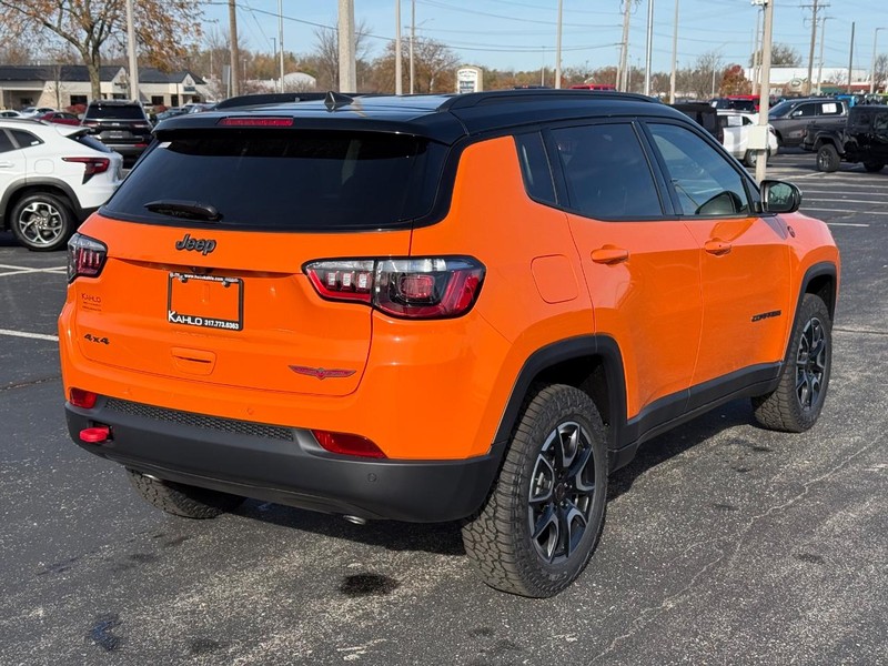 Jeep Compass Vehicle Full-screen Gallery Image 3