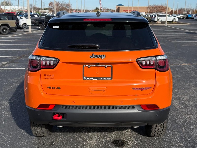 Jeep Compass Vehicle Full-screen Gallery Image 4