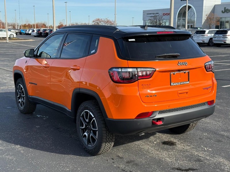 Jeep Compass Vehicle Full-screen Gallery Image 5