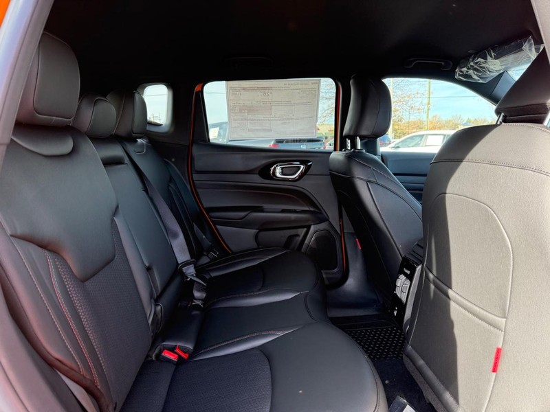 Jeep Compass Vehicle Full-screen Gallery Image 11