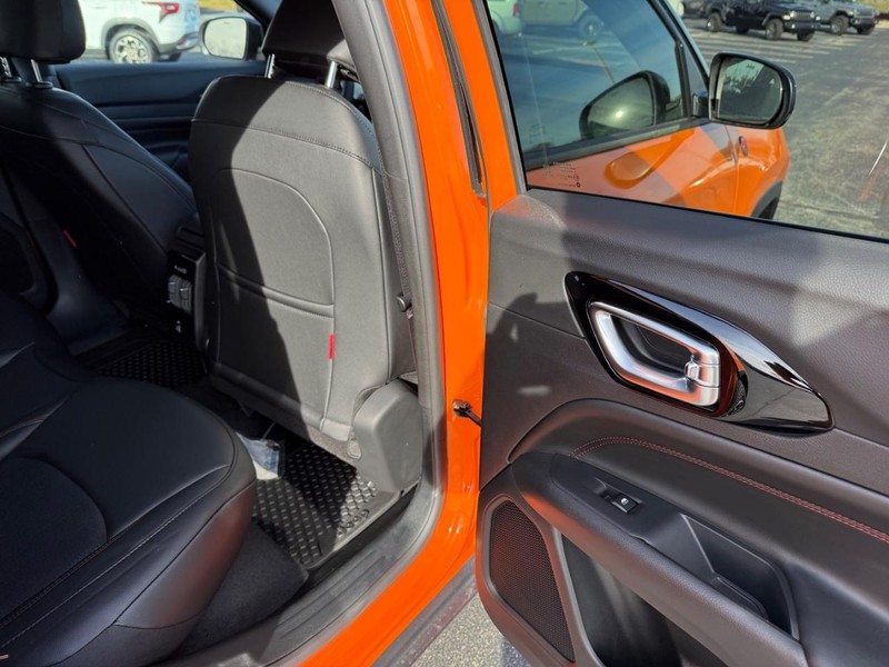 Jeep Compass Vehicle Full-screen Gallery Image 12