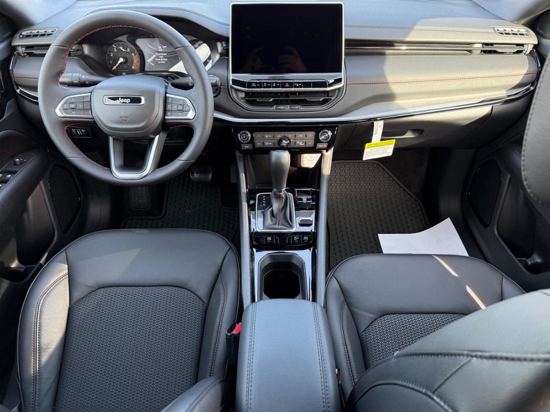 Jeep Compass Vehicle Full-screen Gallery Image 13