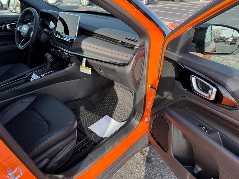 Jeep Compass Vehicle Full-screen Gallery Image 15