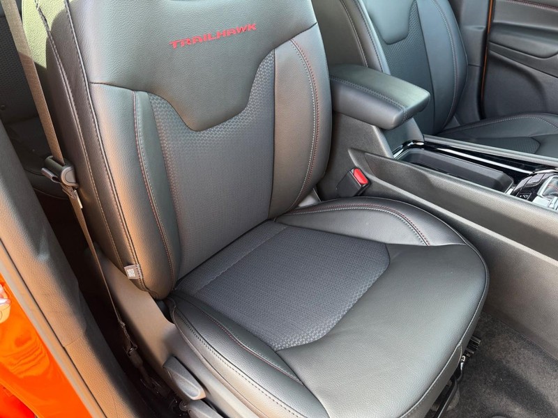 Jeep Compass Vehicle Full-screen Gallery Image 16