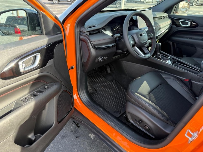 Jeep Compass Vehicle Full-screen Gallery Image 17