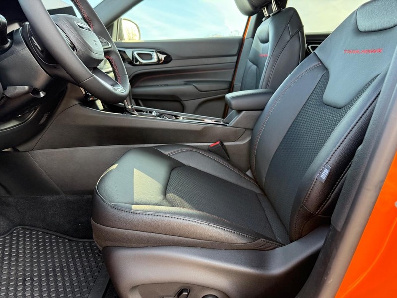 Jeep Compass Vehicle Full-screen Gallery Image 18