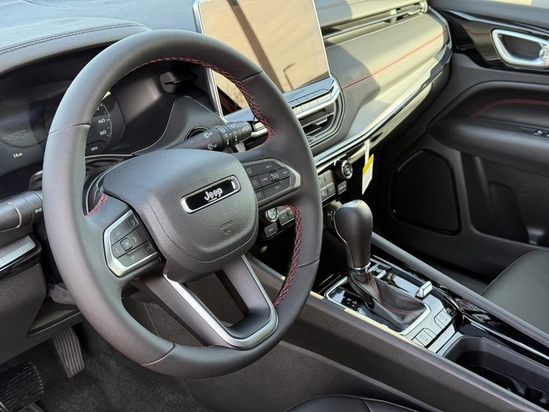 Jeep Compass Vehicle Full-screen Gallery Image 19