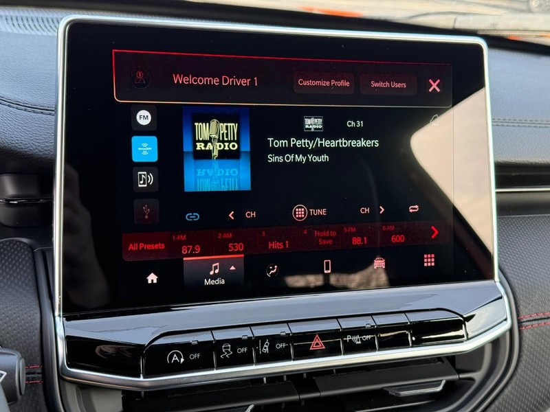 Jeep Compass Vehicle Full-screen Gallery Image 23