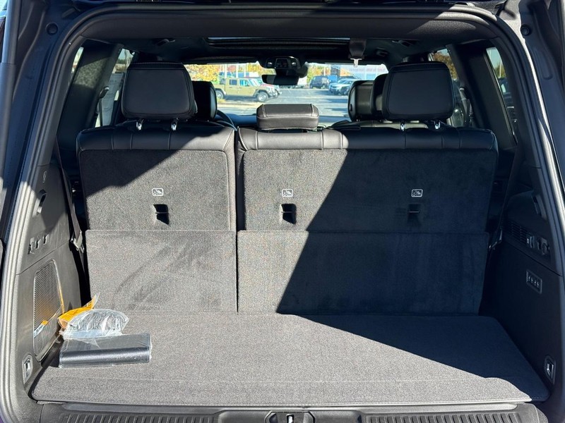 Jeep Wagoneer Vehicle Full-screen Gallery Image 7