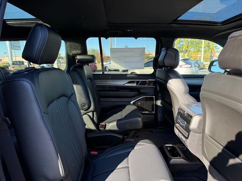 Jeep Wagoneer Vehicle Full-screen Gallery Image 11