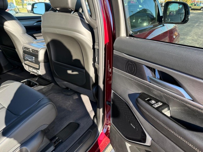 Jeep Wagoneer Vehicle Full-screen Gallery Image 12