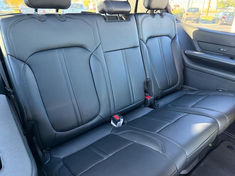 Jeep Wagoneer Vehicle Full-screen Gallery Image 13