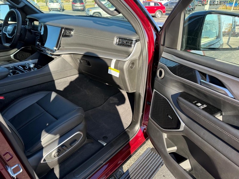 Jeep Wagoneer Vehicle Full-screen Gallery Image 17