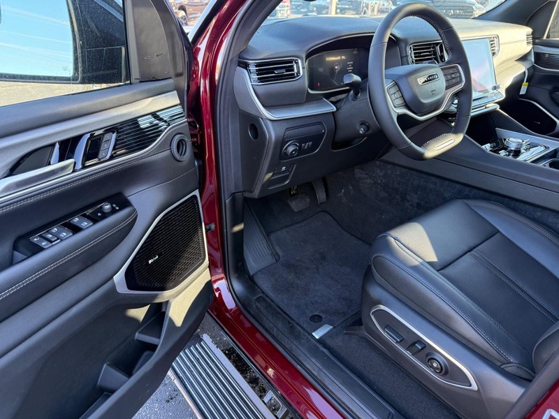 Jeep Wagoneer Vehicle Full-screen Gallery Image 19