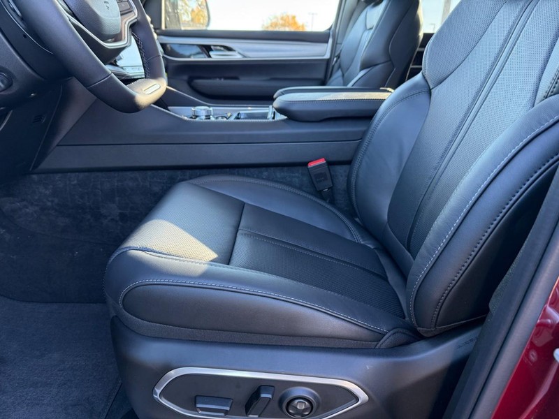 Jeep Wagoneer Vehicle Full-screen Gallery Image 20