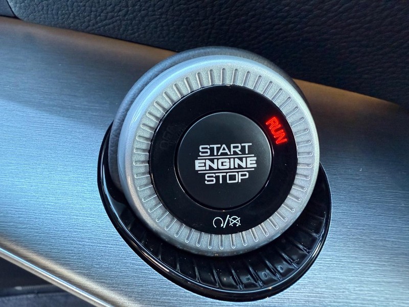 Jeep Wagoneer Vehicle Full-screen Gallery Image 24