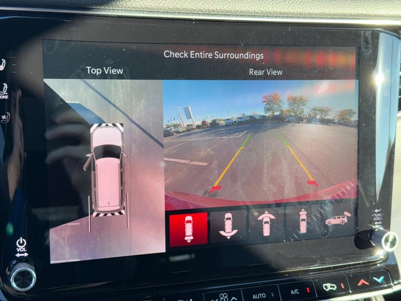 Jeep Wagoneer Vehicle Full-screen Gallery Image 26