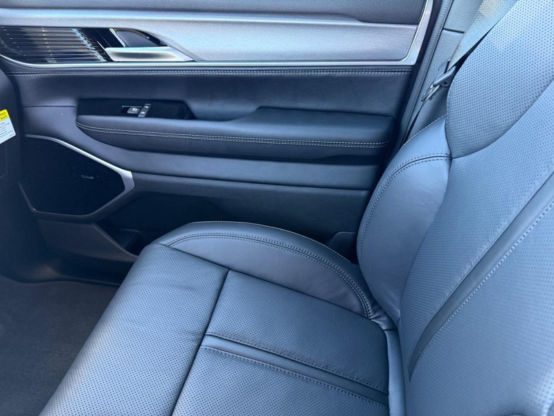 Jeep Wagoneer Vehicle Full-screen Gallery Image 28