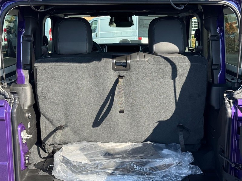 Jeep Wrangler Vehicle Full-screen Gallery Image 7