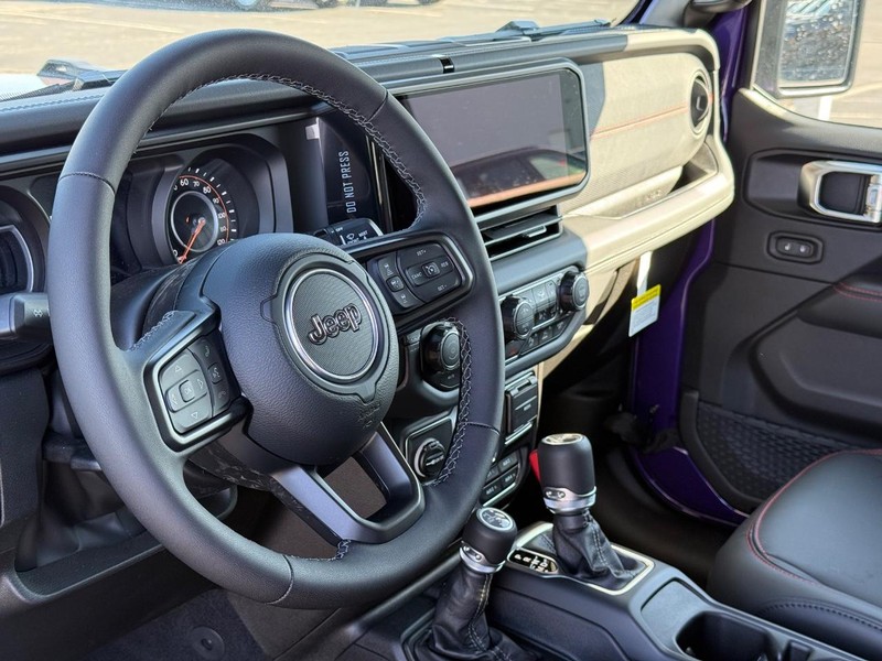 Jeep Wrangler Vehicle Full-screen Gallery Image 16