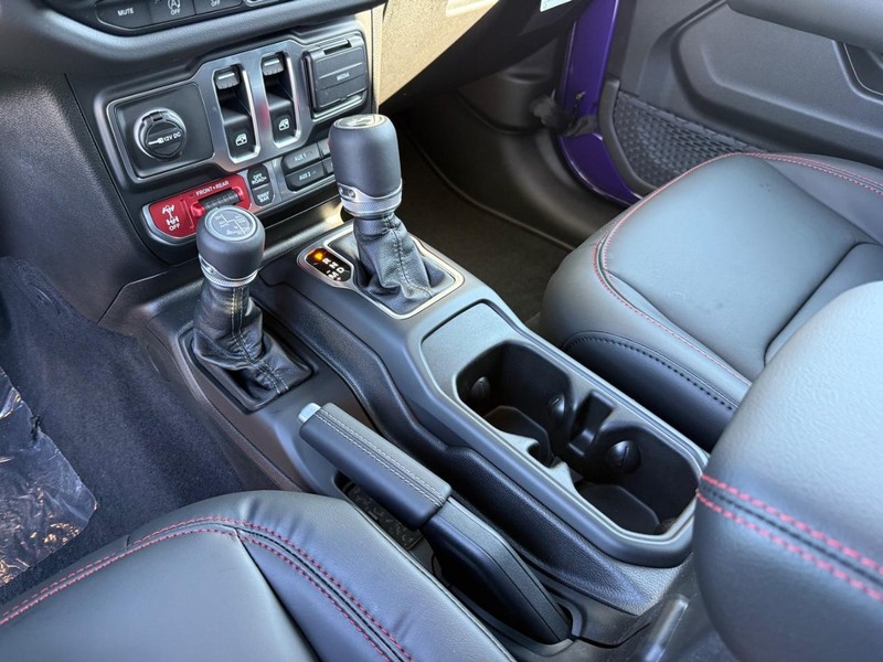 Jeep Wrangler Vehicle Full-screen Gallery Image 24