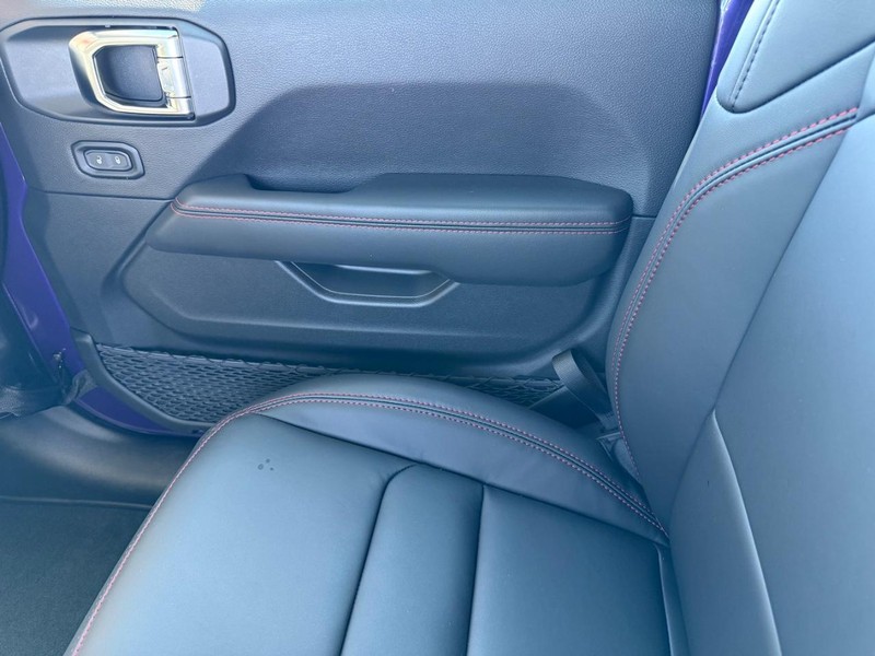 Jeep Wrangler Vehicle Full-screen Gallery Image 25