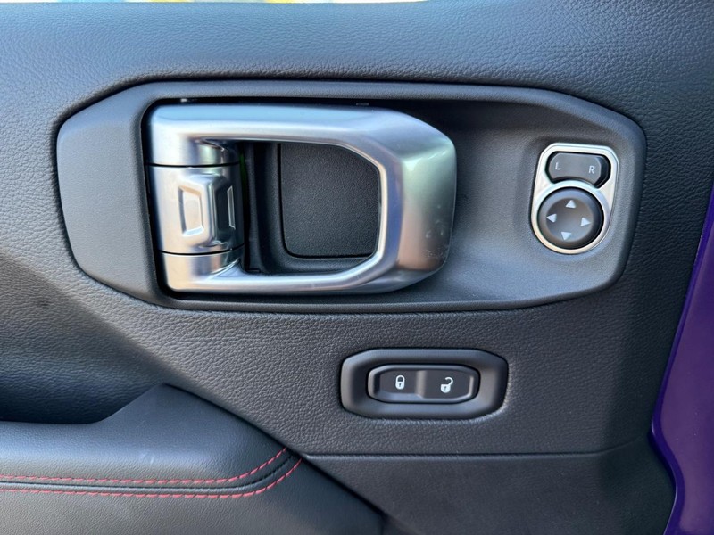 Jeep Wrangler Vehicle Full-screen Gallery Image 28