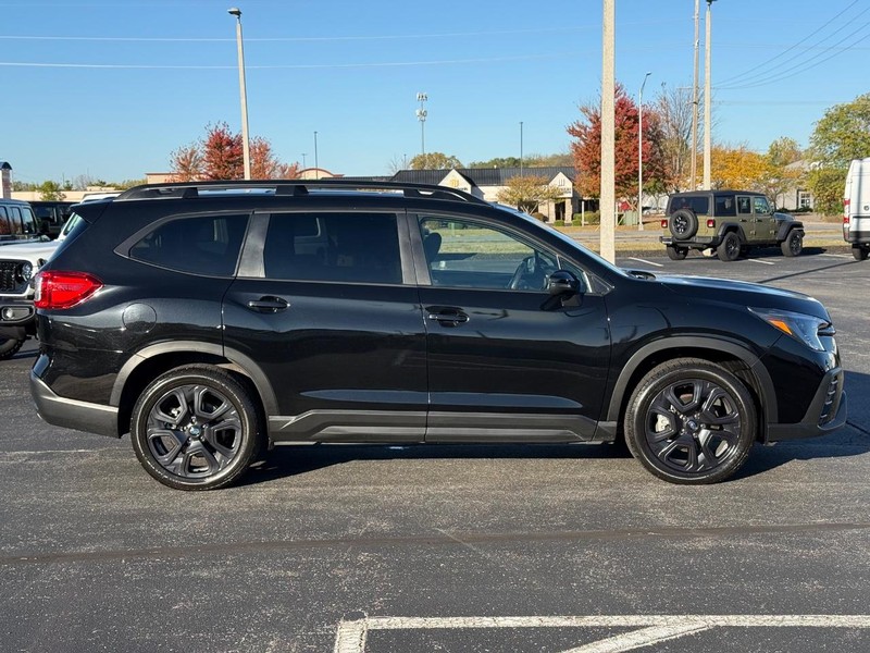 Subaru Ascent Vehicle Full-screen Gallery Image 2