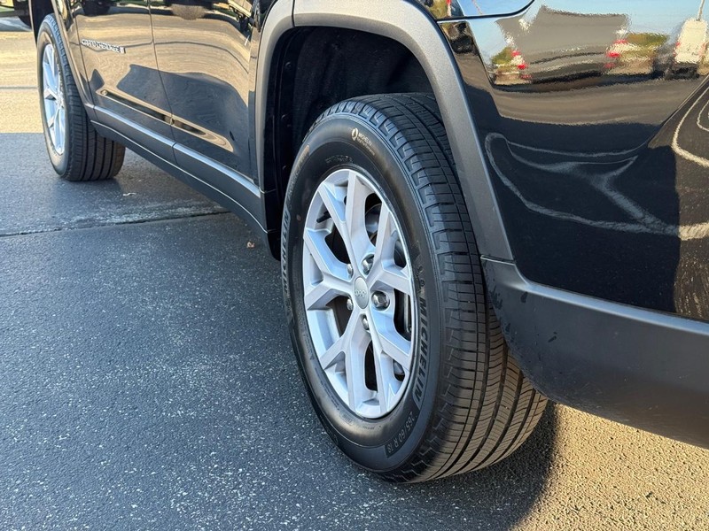 Jeep Grand Cherokee L Vehicle Full-screen Gallery Image 6