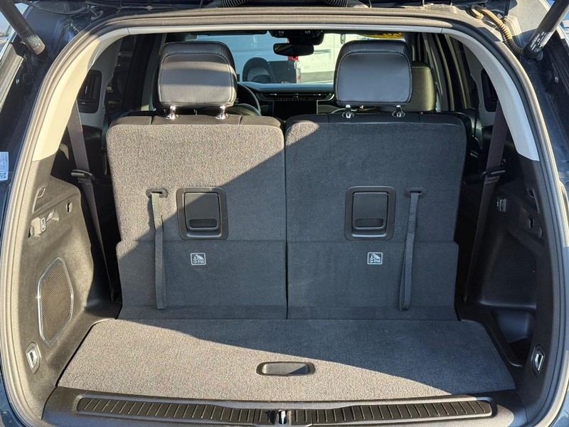 Jeep Grand Cherokee L Vehicle Full-screen Gallery Image 7