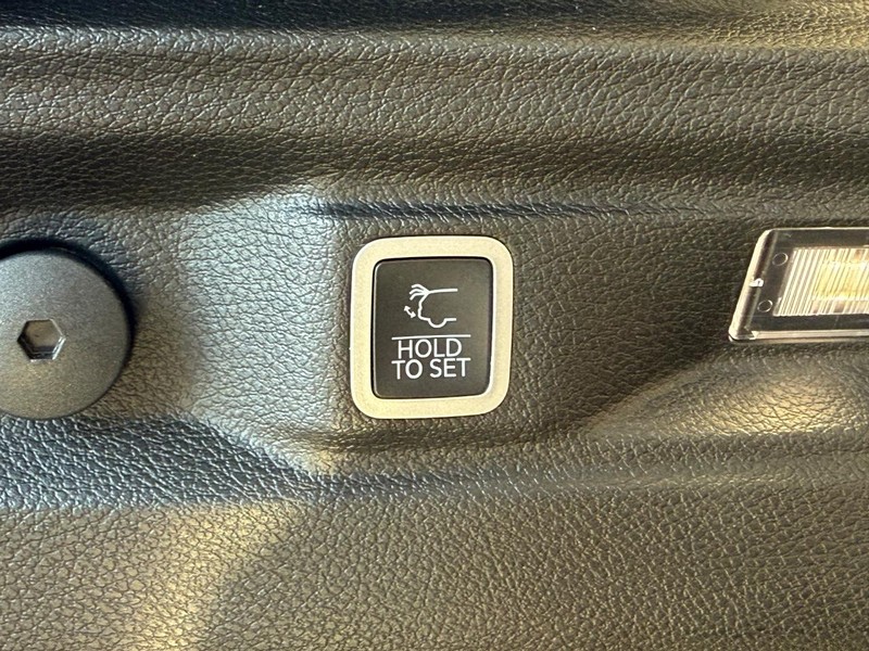 Jeep Grand Cherokee L Vehicle Full-screen Gallery Image 8