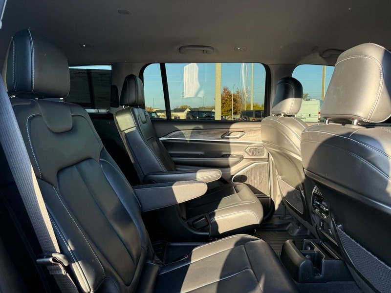 Jeep Grand Cherokee L Vehicle Full-screen Gallery Image 11