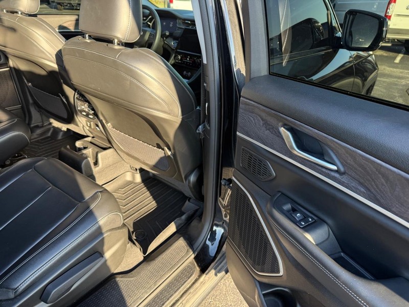 Jeep Grand Cherokee L Vehicle Full-screen Gallery Image 12