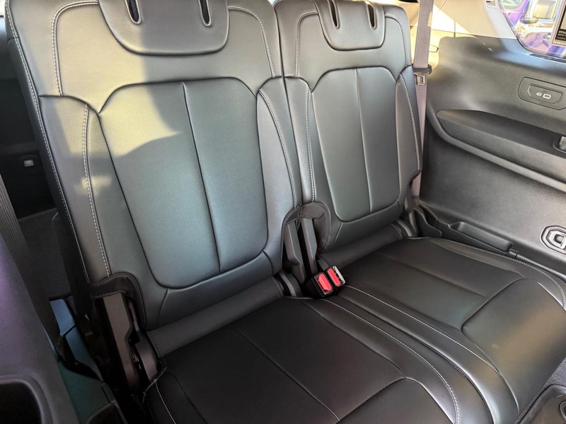 Jeep Grand Cherokee L Vehicle Full-screen Gallery Image 13