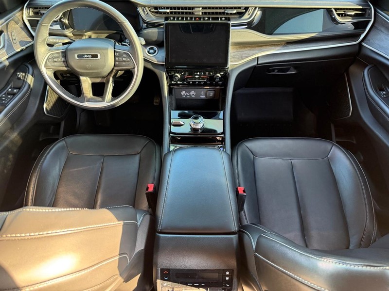 Jeep Grand Cherokee L Vehicle Full-screen Gallery Image 14