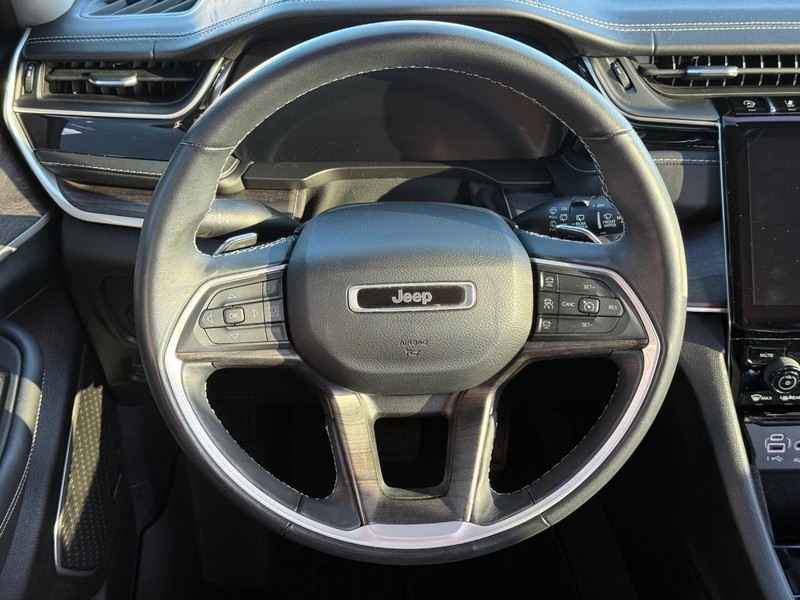 Jeep Grand Cherokee L Vehicle Full-screen Gallery Image 15