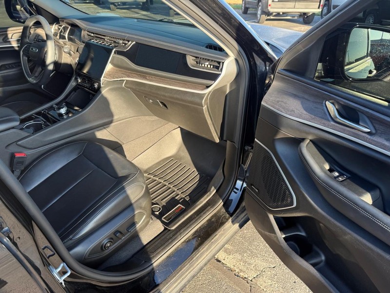 Jeep Grand Cherokee L Vehicle Full-screen Gallery Image 16