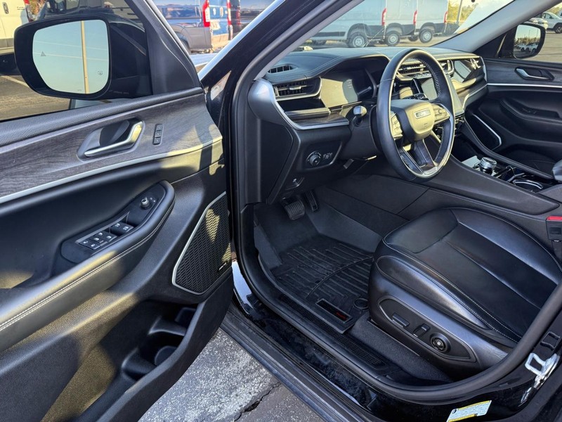 Jeep Grand Cherokee L Vehicle Full-screen Gallery Image 18