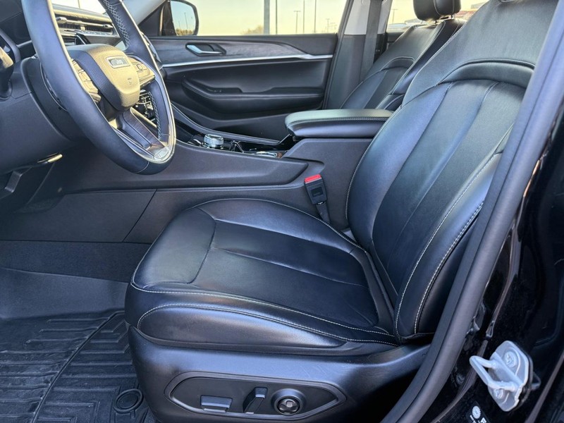 Jeep Grand Cherokee L Vehicle Full-screen Gallery Image 19