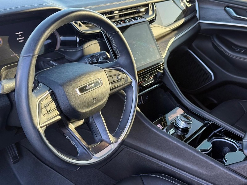 Jeep Grand Cherokee L Vehicle Full-screen Gallery Image 20