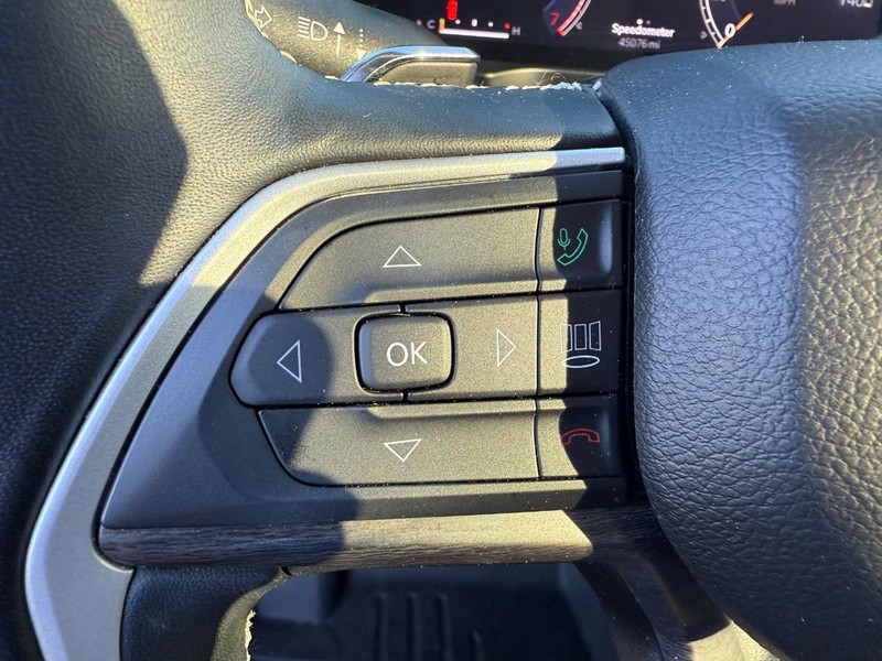 Jeep Grand Cherokee L Vehicle Full-screen Gallery Image 21