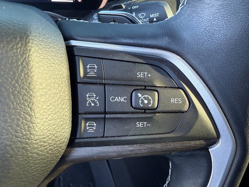 Jeep Grand Cherokee L Vehicle Full-screen Gallery Image 22