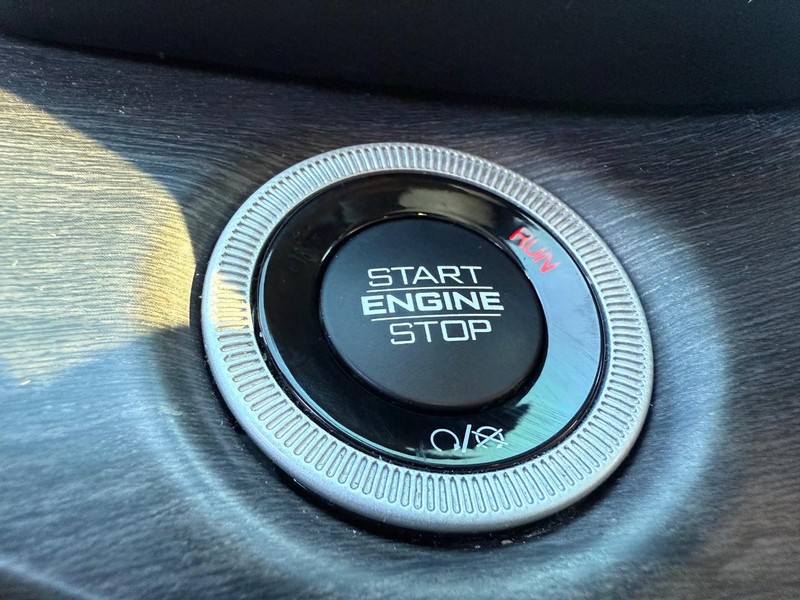 Jeep Grand Cherokee L Vehicle Full-screen Gallery Image 23