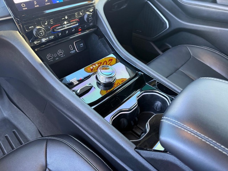 Jeep Grand Cherokee L Vehicle Full-screen Gallery Image 28