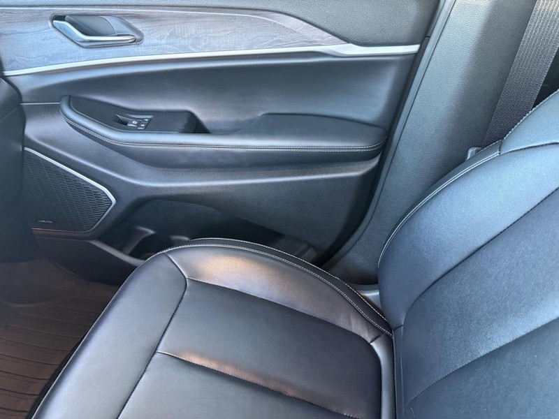 Jeep Grand Cherokee L Vehicle Full-screen Gallery Image 29